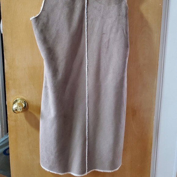 Le Chateau - Faux Fur Long Vest - Picture 2 of 3